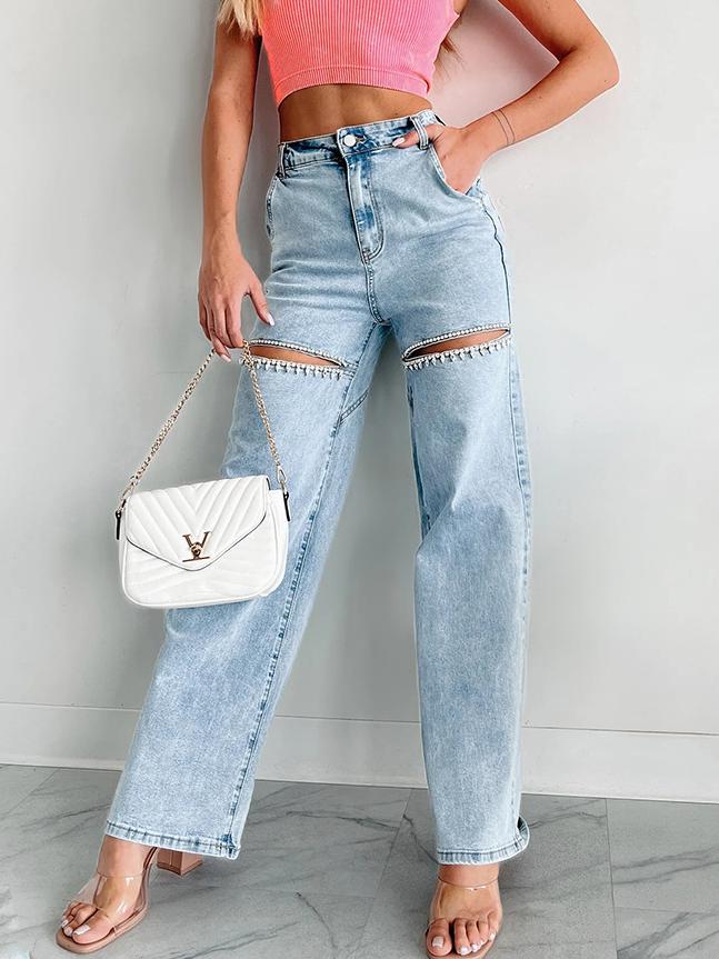 Džíny s přímým střihem a zdobené kamínky ve stylu distressed