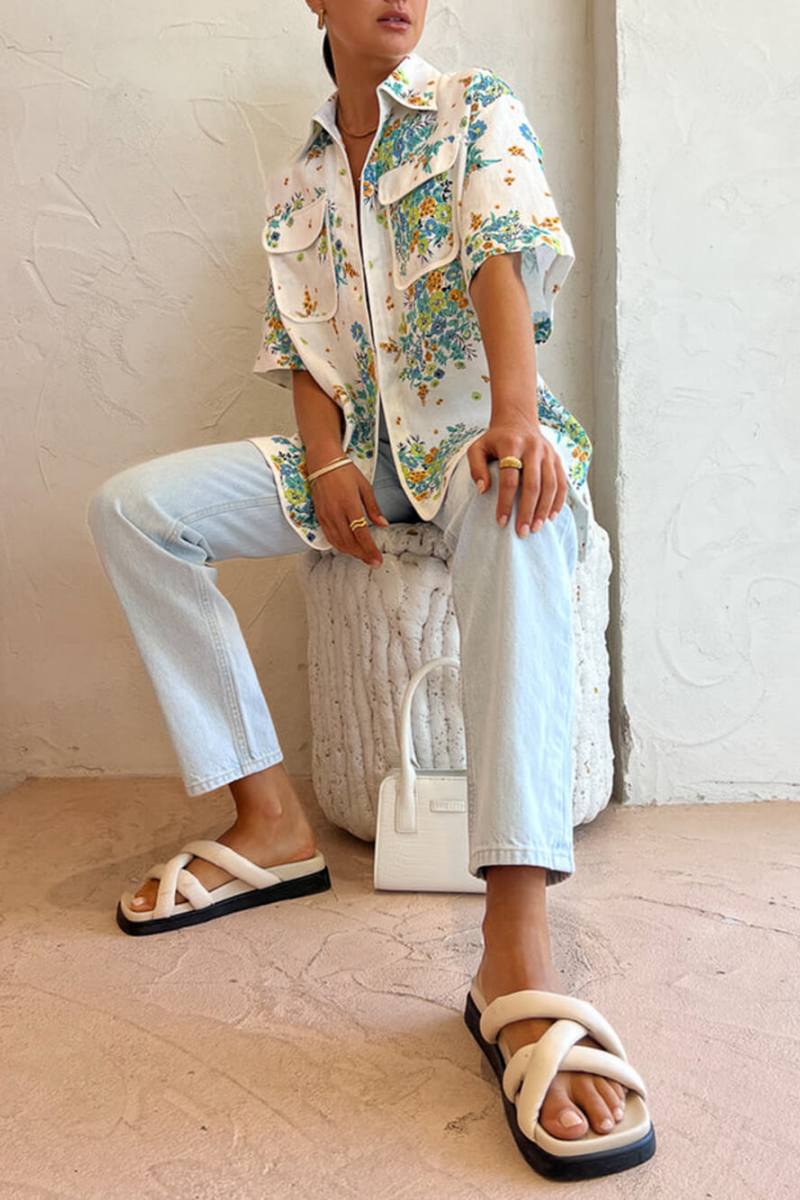 Sada halenky s květinovým potiskem, slonovinovým lemem a kapsami a elastických šortek na zádech