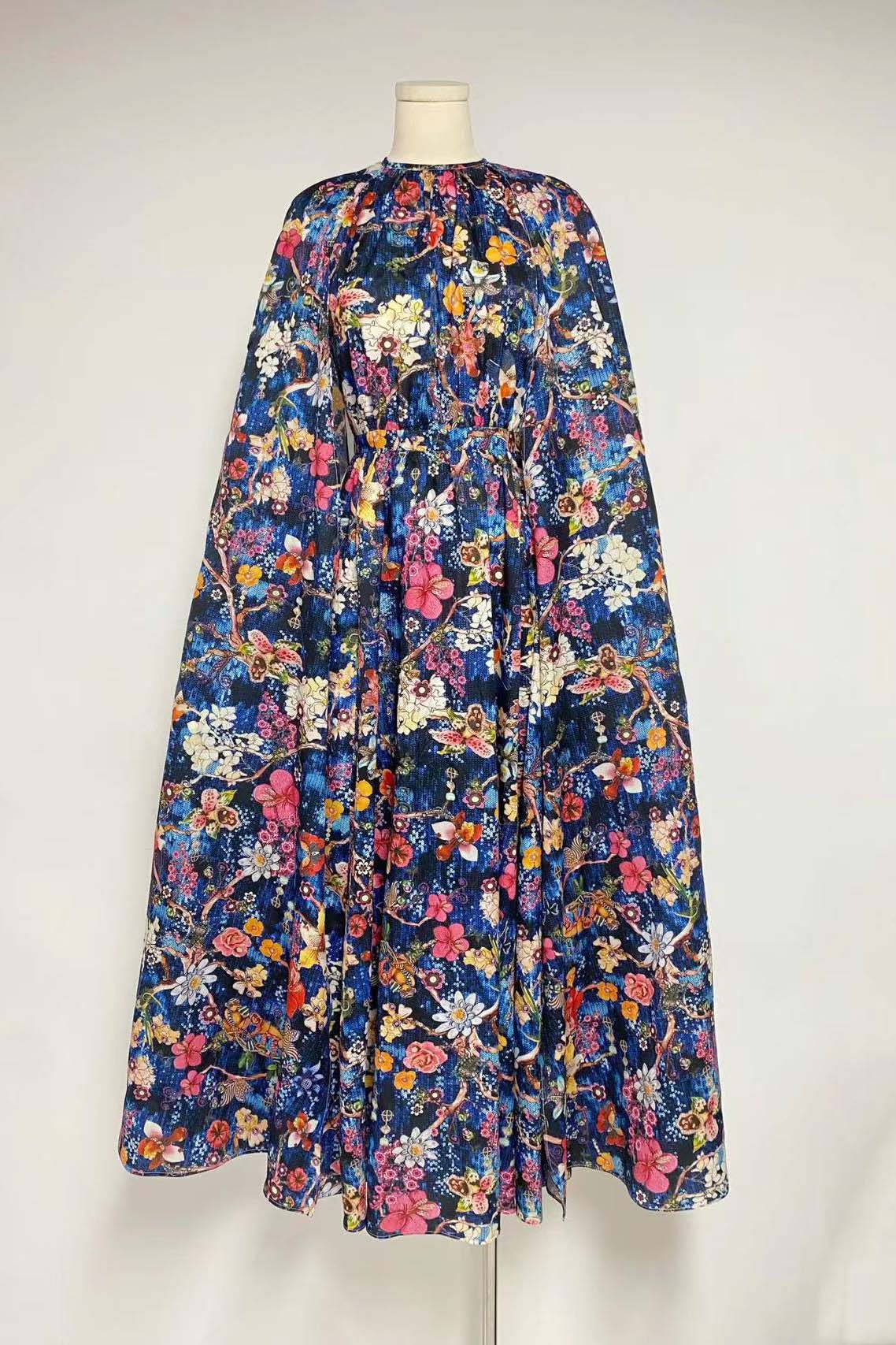 Nola Maxiklänning med rund hals och cape ärmar