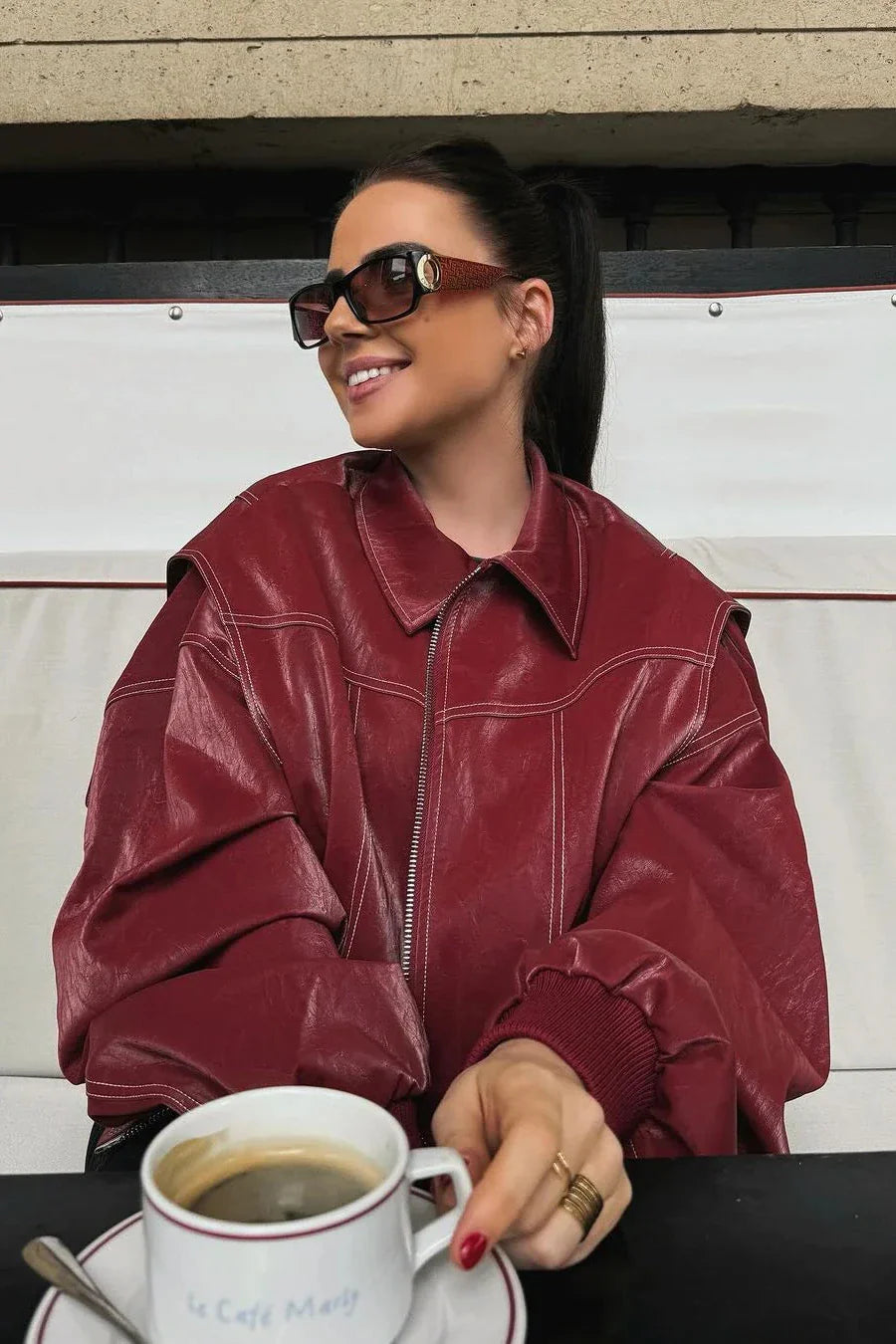 Îmbrăcăminte exterioară cu guler înclinat, cu fermoar, pe stradă, de culoare solidă