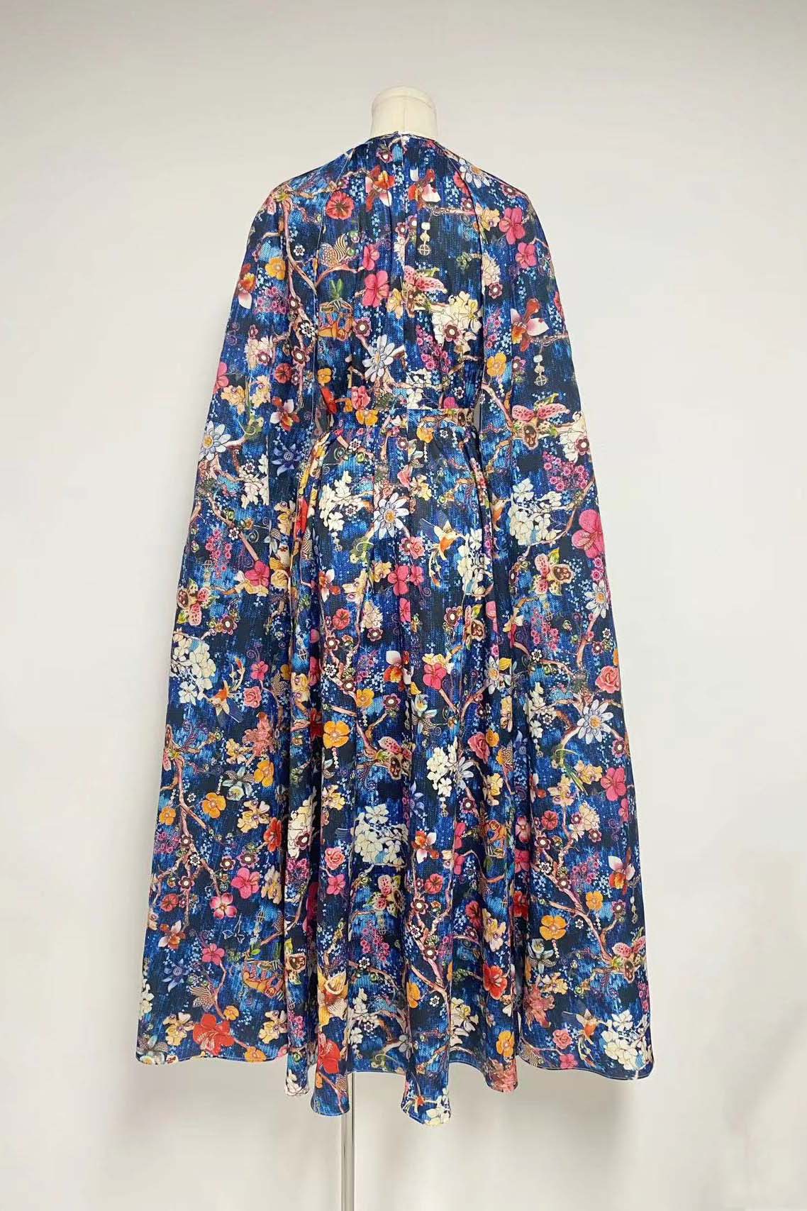 Nola Maxiklänning med rund hals och cape ärmar