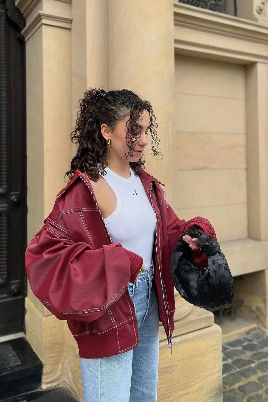 Îmbrăcăminte exterioară cu guler înclinat, cu fermoar, pe stradă, de culoare solidă