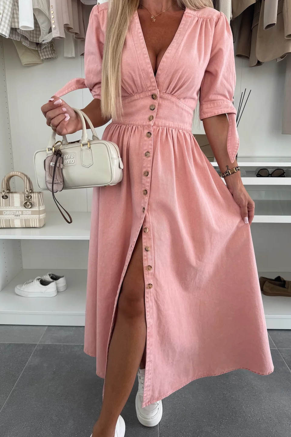 Minimalistyczna sukienka dżinsowa z guzikami i dekoltem w serek