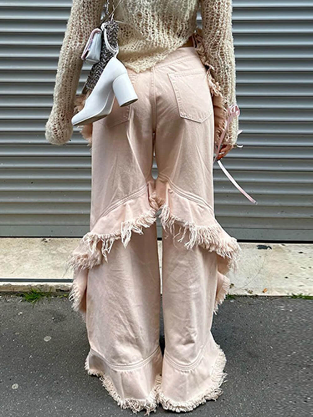 Rosa Jeans mat niddereger Taille an onversaate Kanten