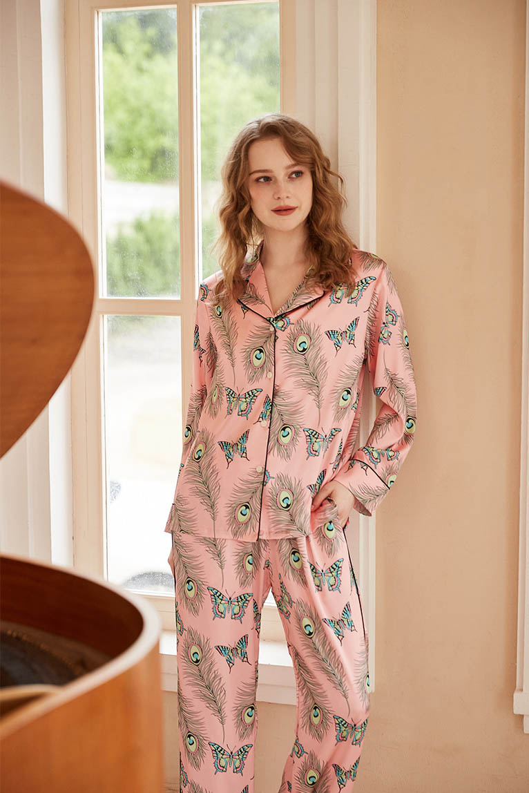 Conjunto de pijama de manga larga con estampado de mariposas y plumas de fénix