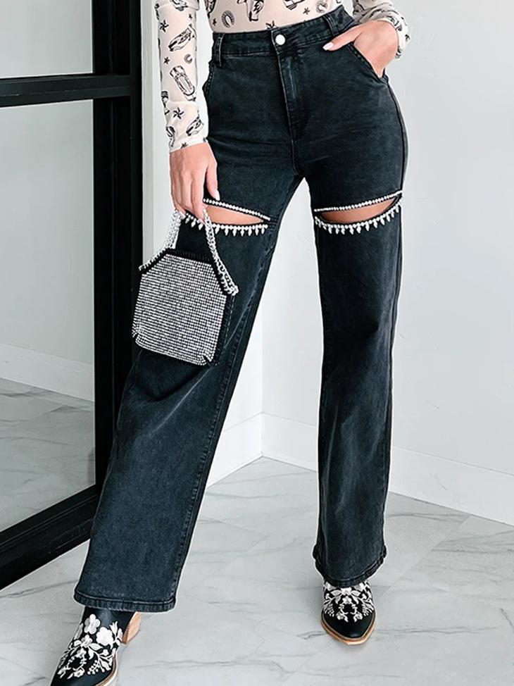 Džíny s přímým střihem a zdobené kamínky ve stylu distressed