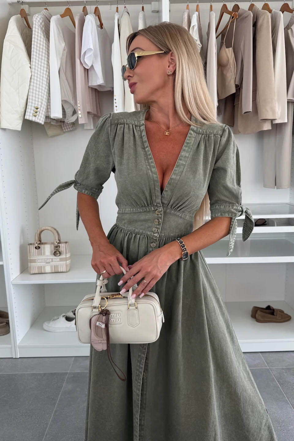 Minimalistyczna sukienka dżinsowa z guzikami i dekoltem w serek