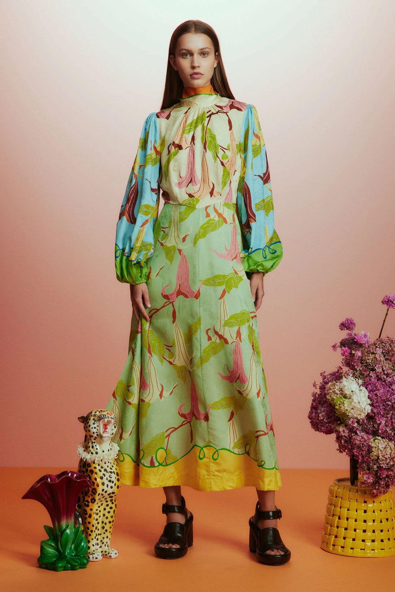 Sukienka z wysokim kołnierzem, lampasowymi rękawami i patchworkiem