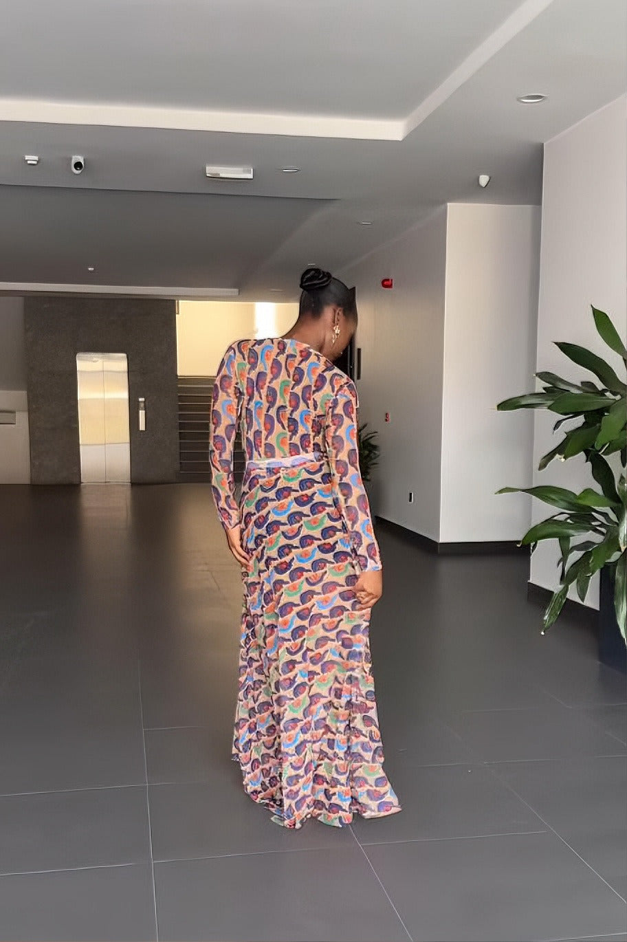 Robe longue à motif portrait abstrait