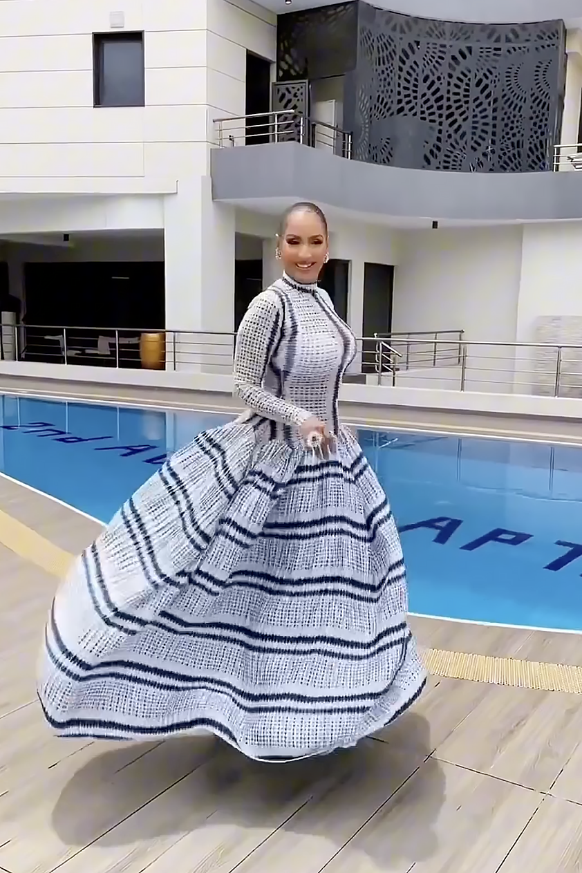 Slank kvelds kjole med tie-dye og hofteforsterkning