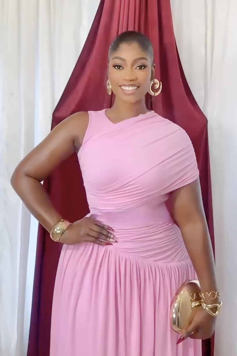 Maxi šaty s jedním ramenem v horké růžové barvě s řasením