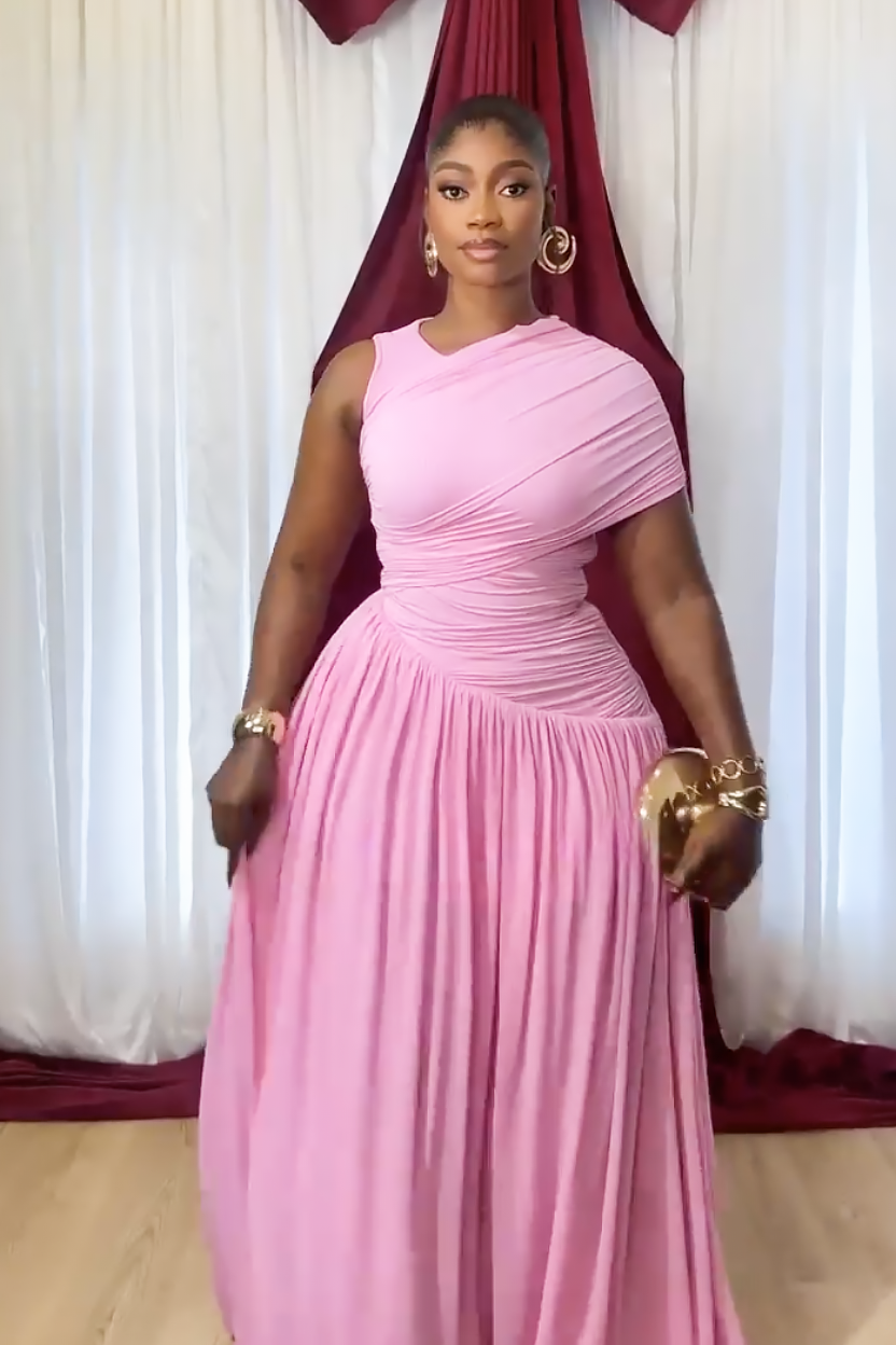 Maxi šaty s jedním ramenem v horké růžové barvě s řasením