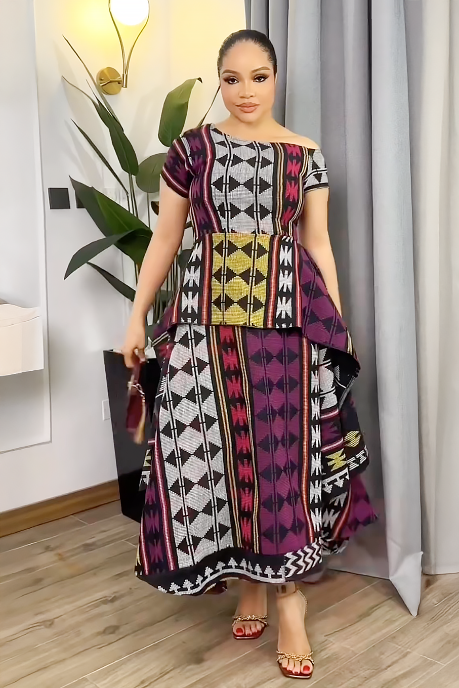 Živě barevné geometrické šaty s odhalenými rameny