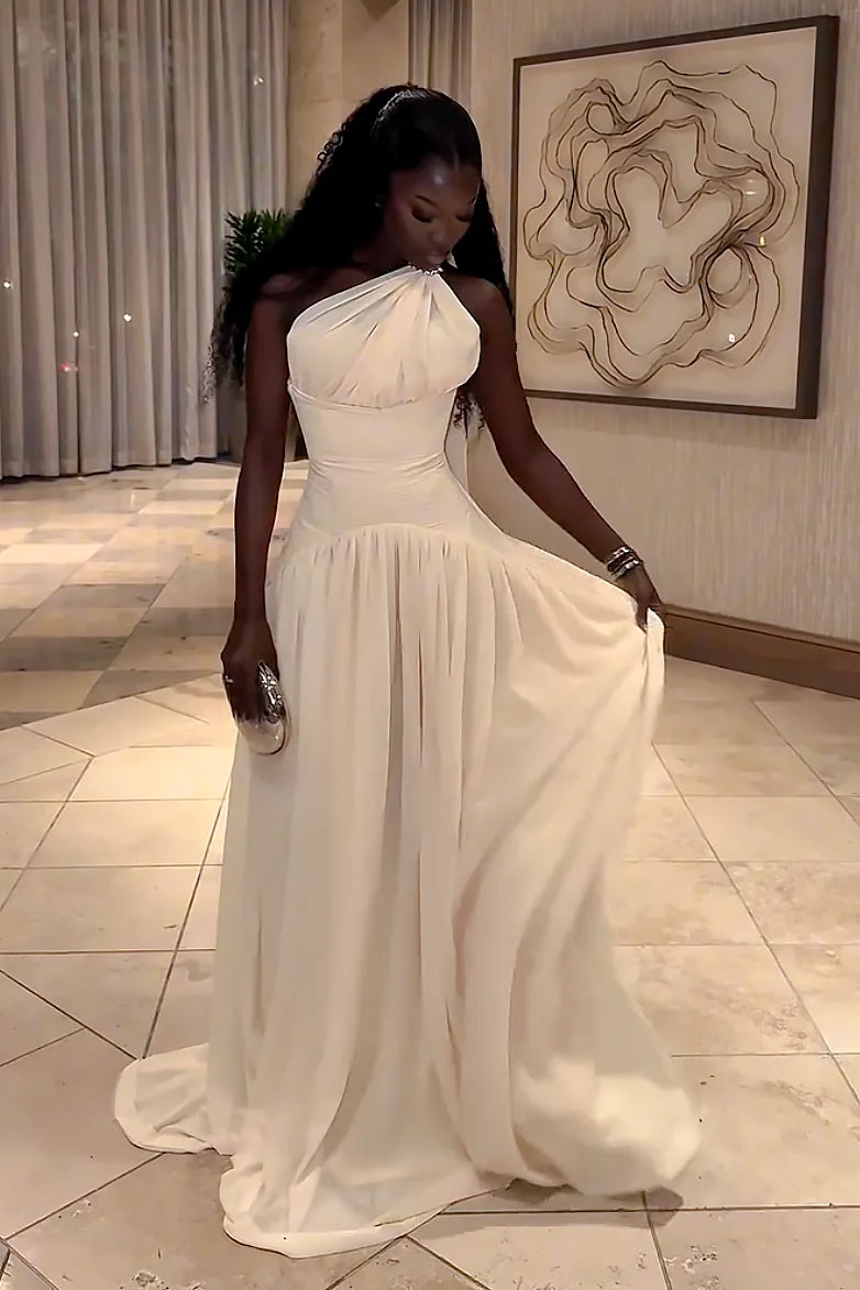 Maxi-Kleed aus Chiffon mat Schleppe an enger eenaarmeger Schëller-Coupe