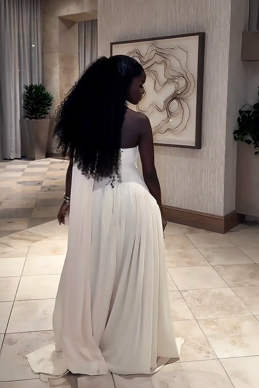 Maxi-Kleed aus Chiffon mat Schleppe an enger eenaarmeger Schëller-Coupe