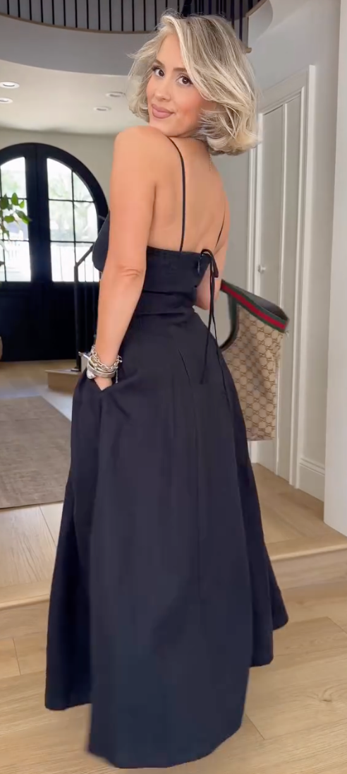 Vestido maxi negro con cuello halter y lazo en la espalda
