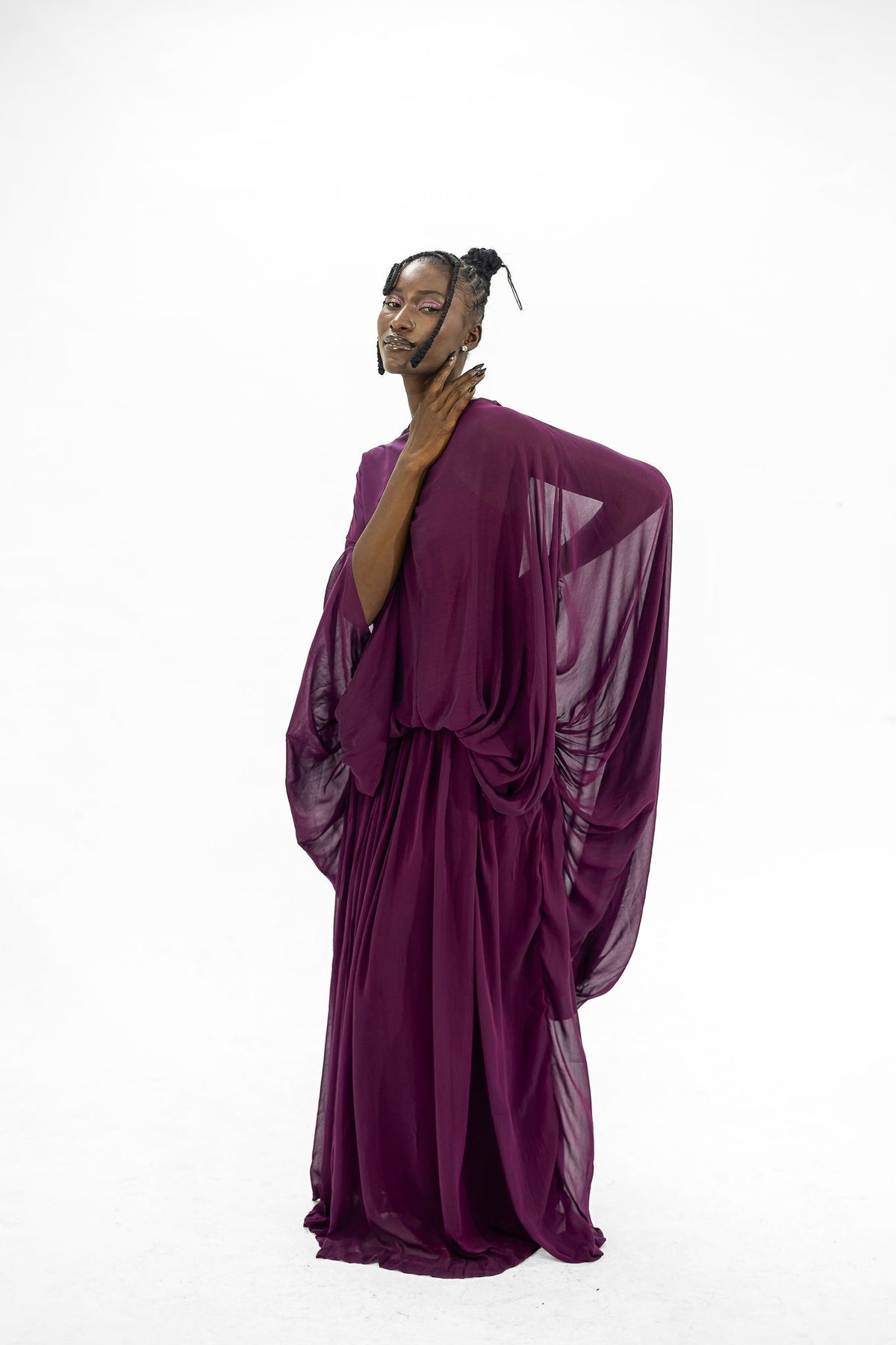 Maxikleid mit weiten Ärmeln und Drapierung