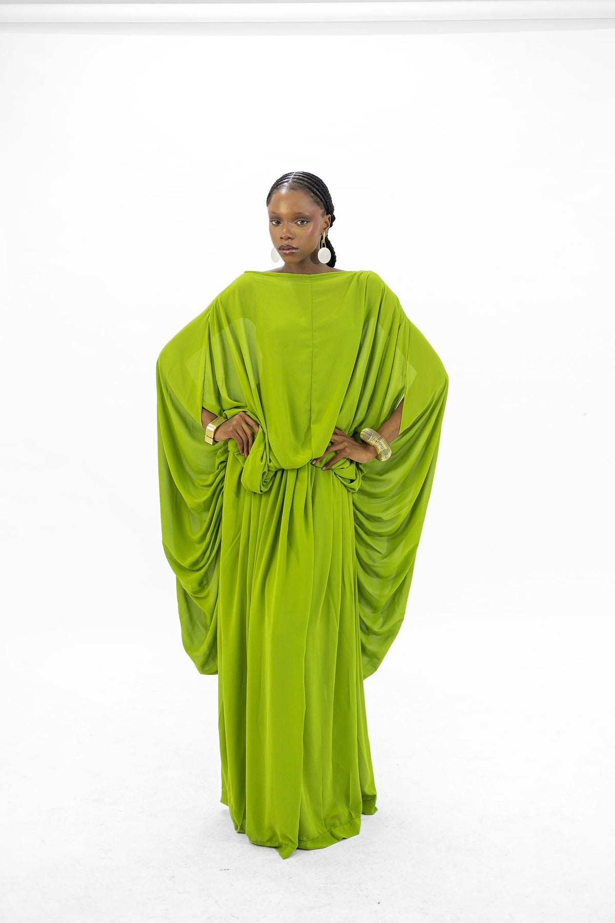 Maxikleid mit weiten Ärmeln und Drapierung