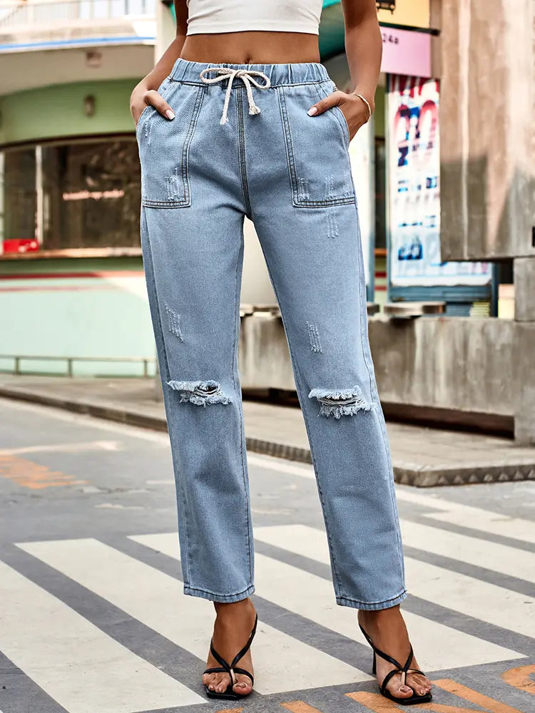 Hierscht-Jeans mat Schnërcelen um Tailleband a gebrauchte Look