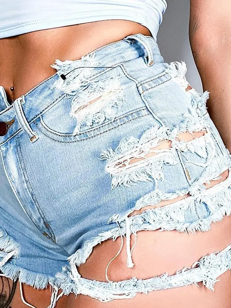 Trendy asymmetriske slidte denimshorts