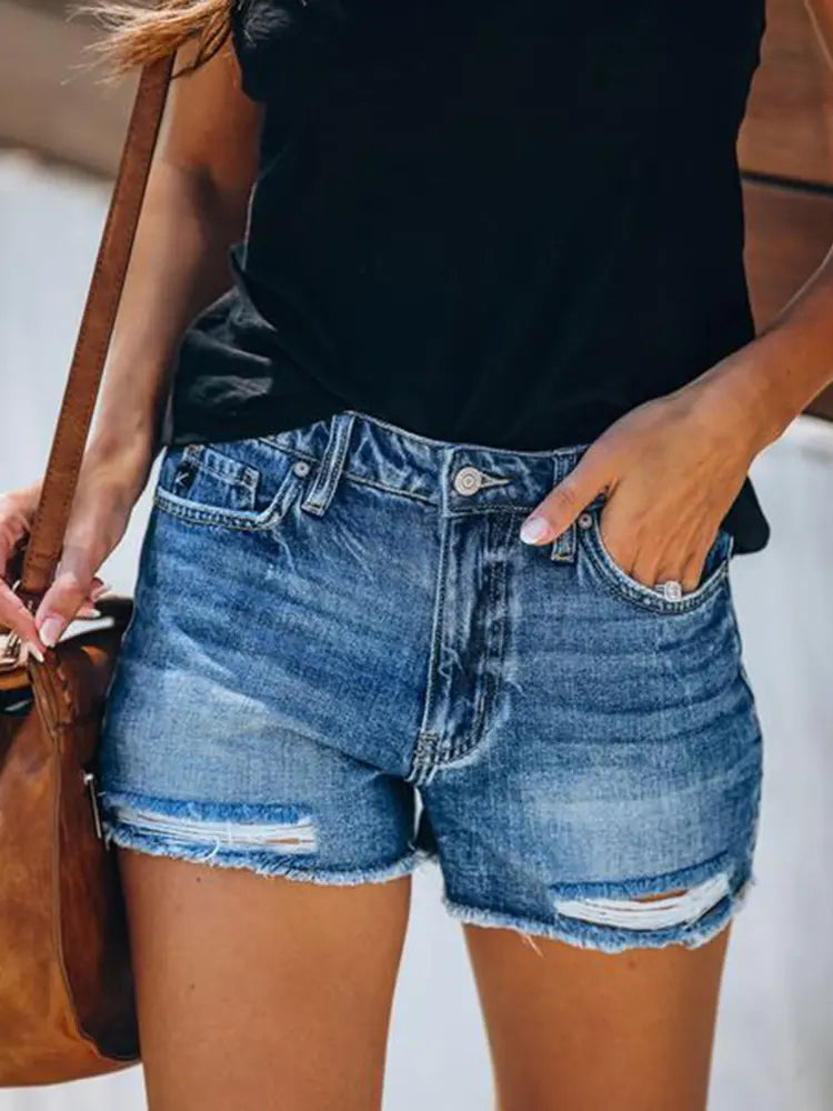 Summer Jeansshorts mat gewollte Gebrauchsspuren an ausgefransten Säiten