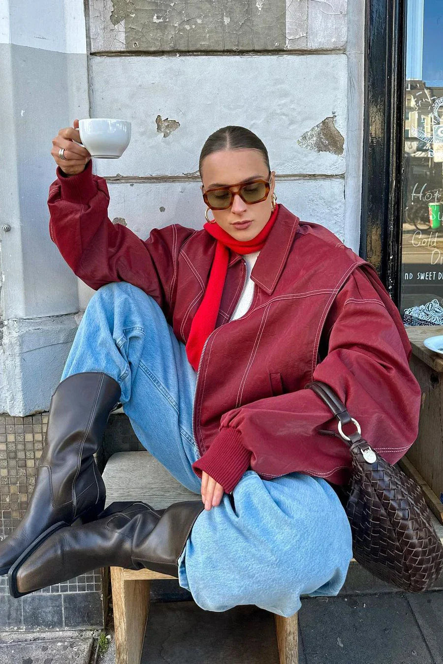 Îmbrăcăminte exterioară cu guler înclinat, cu fermoar, pe stradă, de culoare solidă