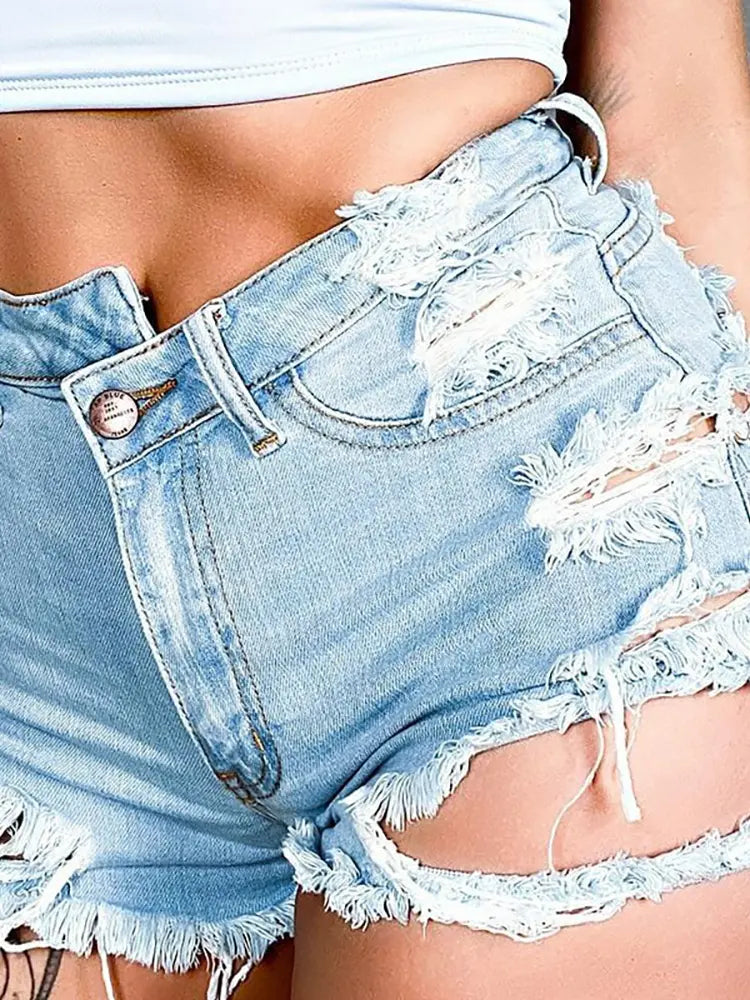 Trendy asymmetriske slidte denimshorts