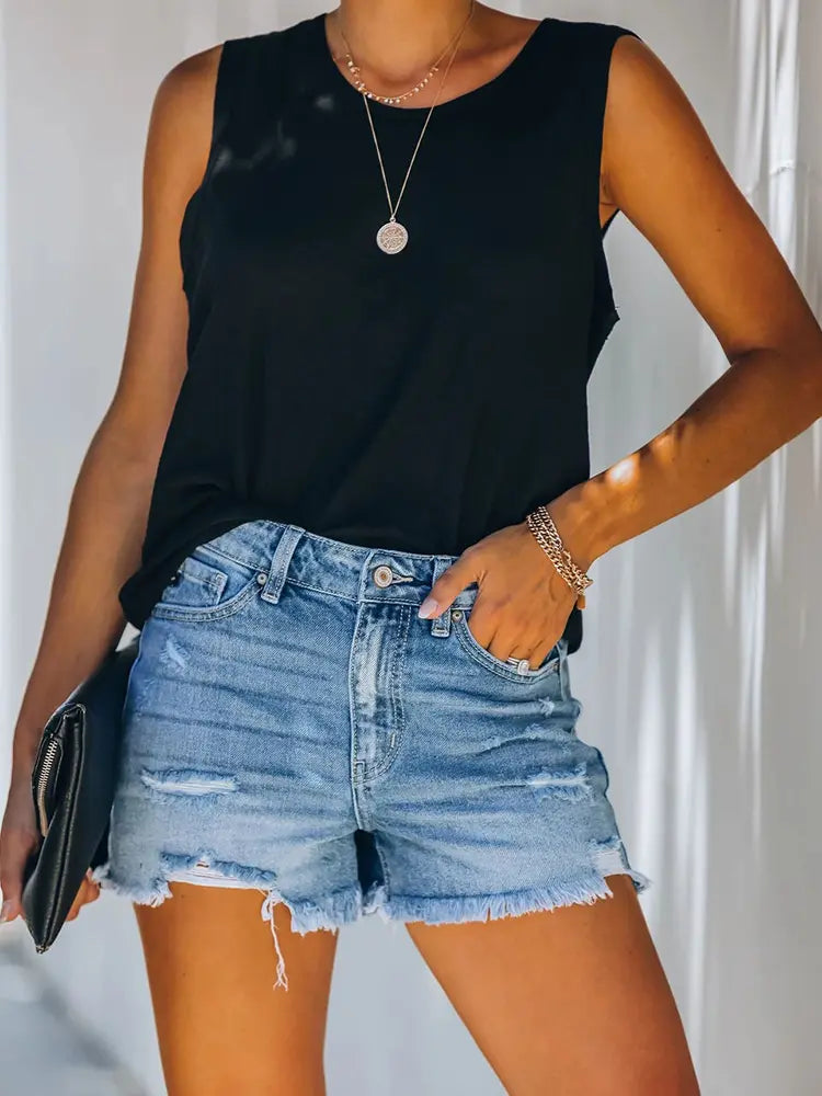 Shorts di jeans strappati alla moda