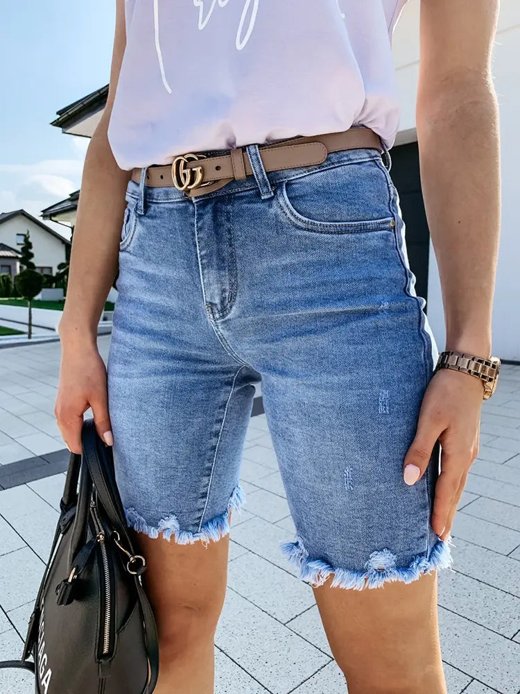 Shorts di jeans sfrangiati e consumati