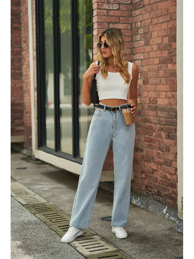 Jeans de tiro medio lavado claro con estampado de mariposas