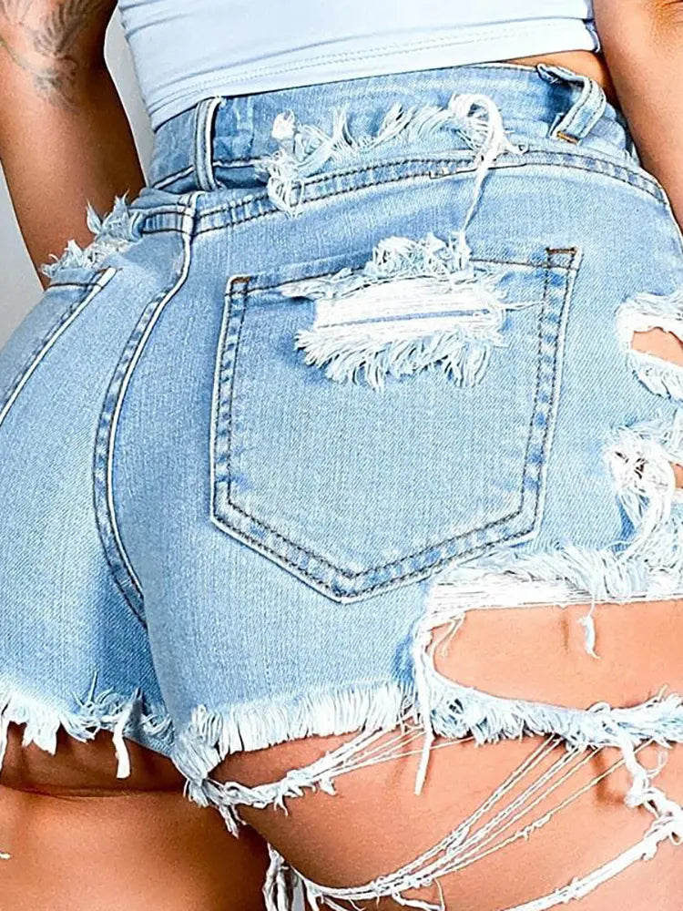 Trendy asymmetriske slidte denimshorts