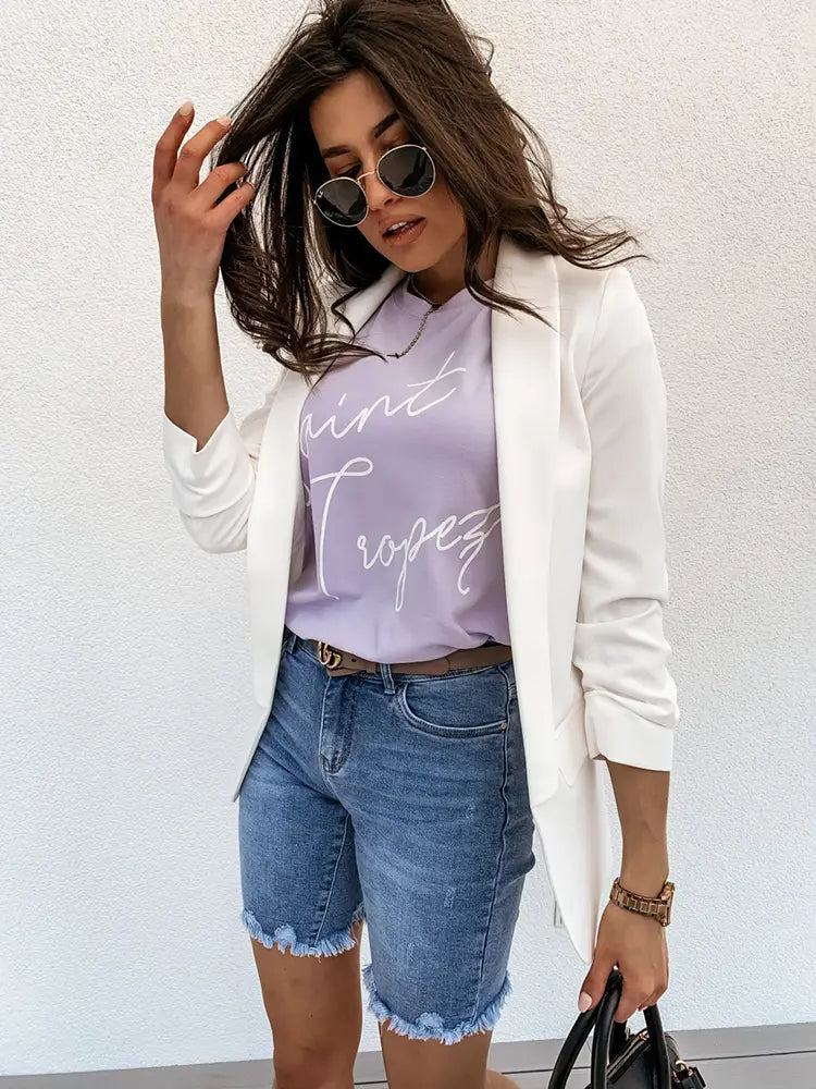 Shorts di jeans sfrangiati e consumati