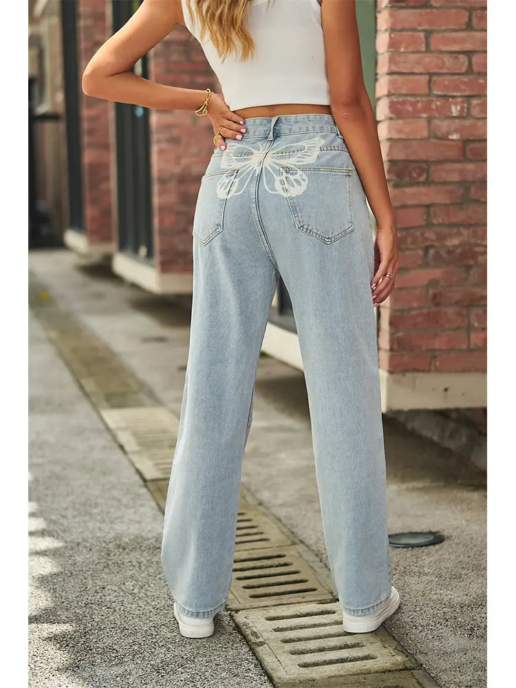Jeans de tiro medio lavado claro con estampado de mariposas