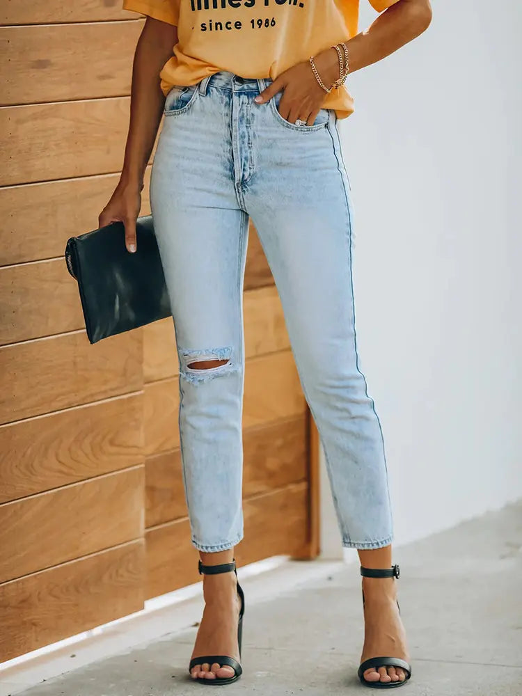 Pantaloni vintage in denim strappato alla caviglia