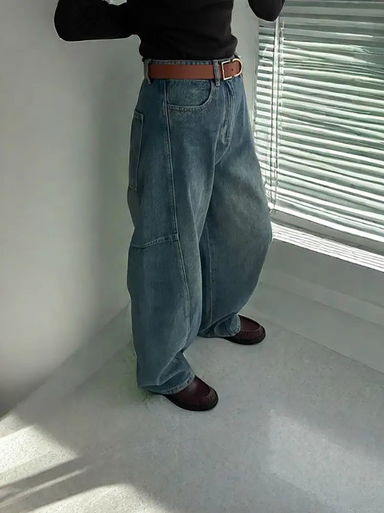 Pantalones de mezclilla sueltos con corte en arco a la moda