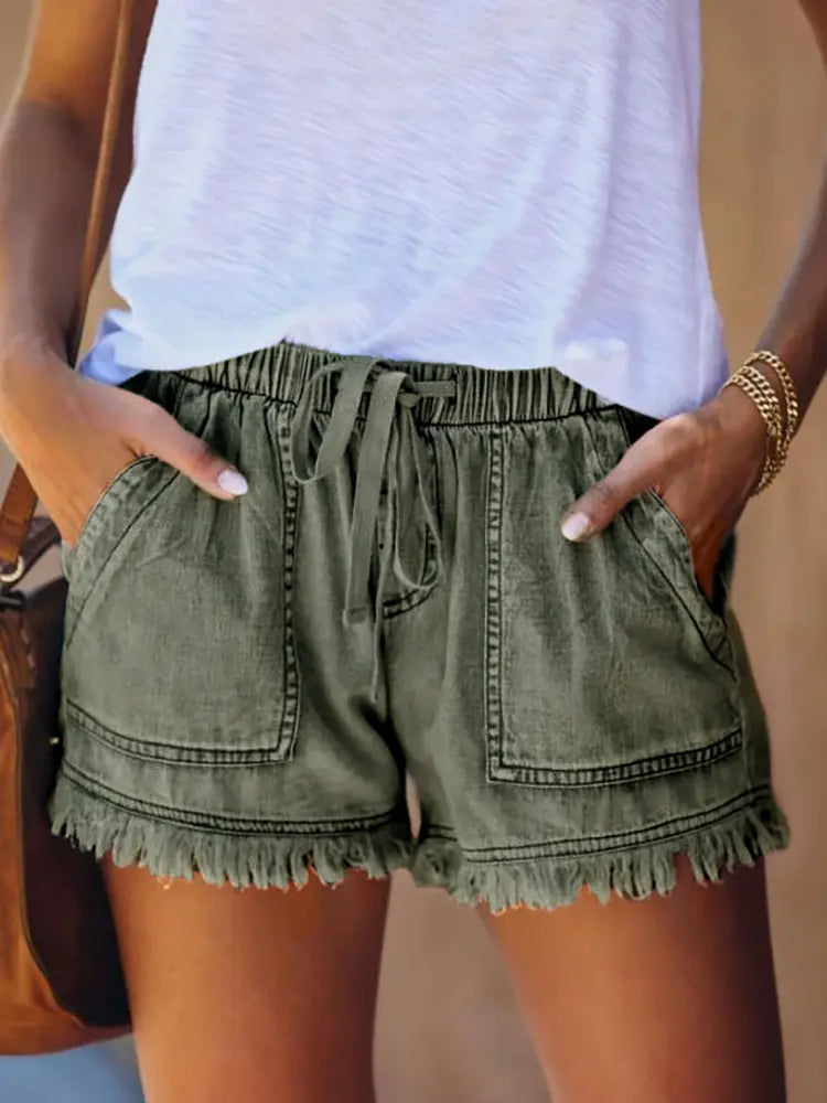 Denim Hotpants mat elasteschem Bund a Slim-Fit-Schnëtt