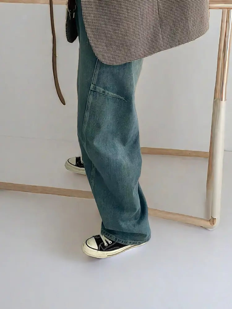 Pantalones de mezclilla sueltos con corte en arco a la moda