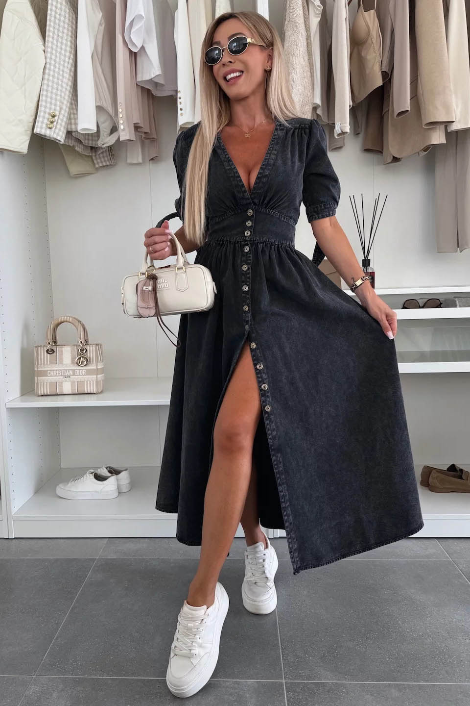 Minimalistyczna sukienka dżinsowa z guzikami i dekoltem w serek