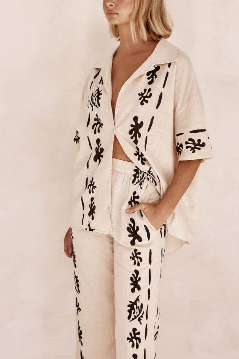 Calças de Perna Larga Creme com Estampa Preta - Conjunto