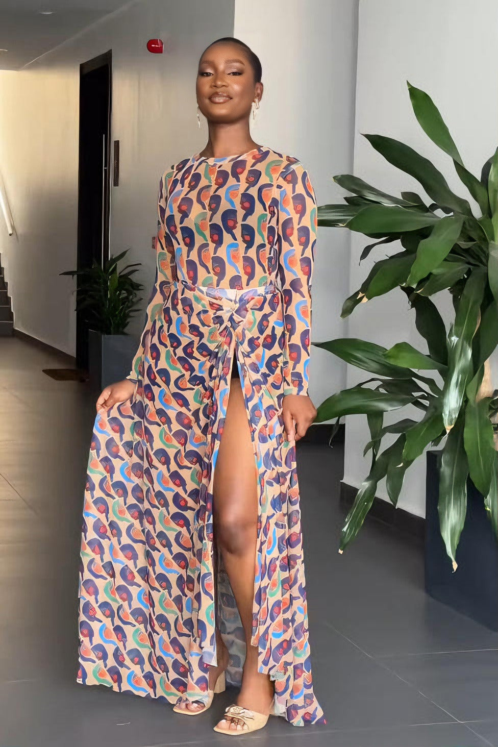 Robe longue à motif portrait abstrait