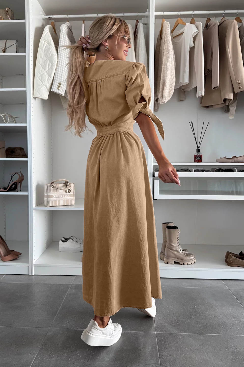 Minimalistyczna sukienka dżinsowa z guzikami i dekoltem w serek