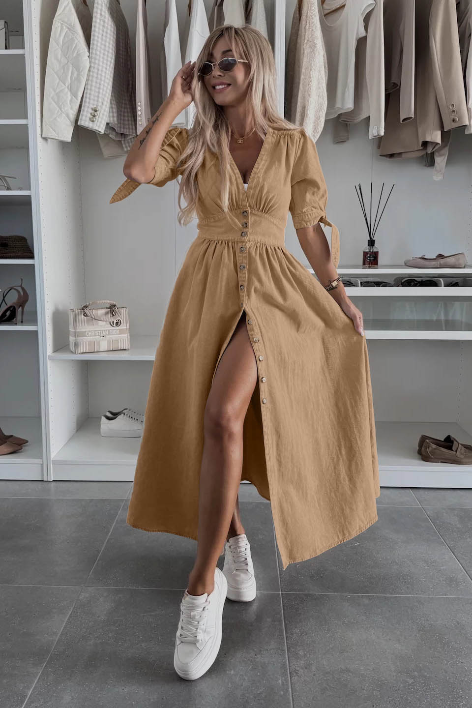 Minimalistyczna sukienka dżinsowa z guzikami i dekoltem w serek