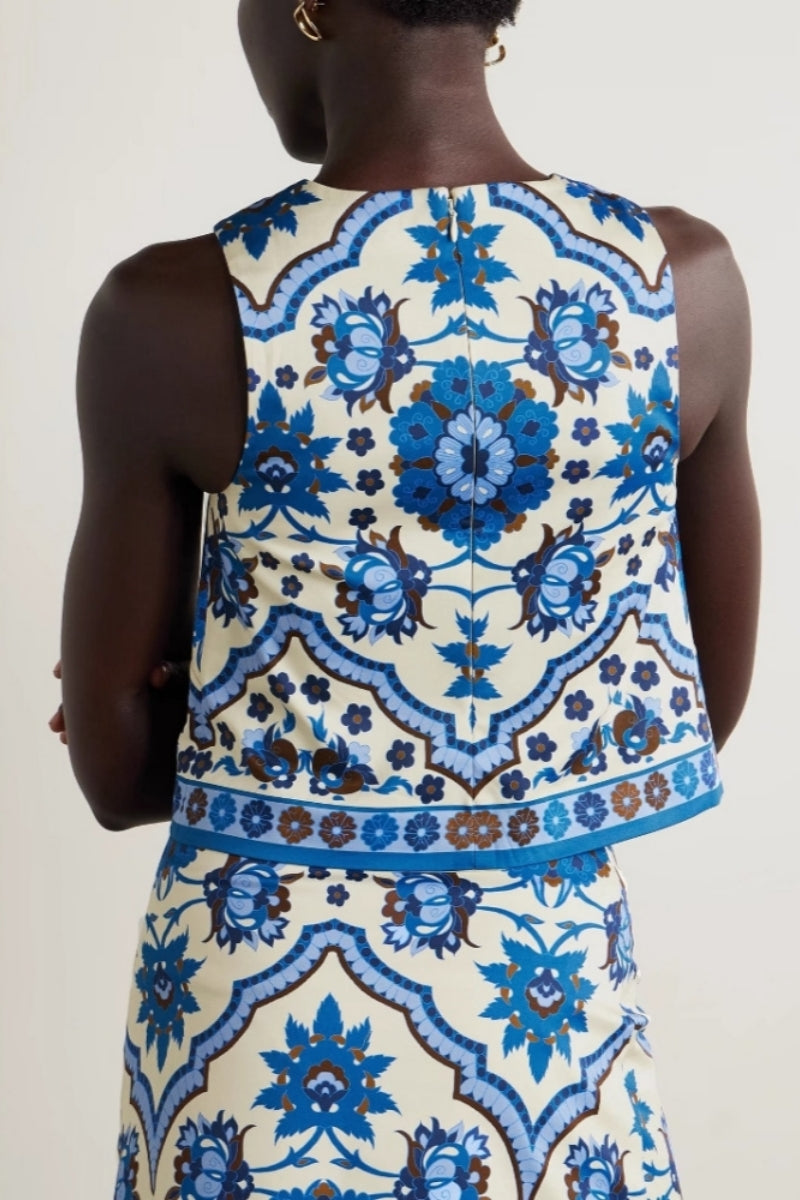 Avslappnat set med rundhalsad topp och kjol