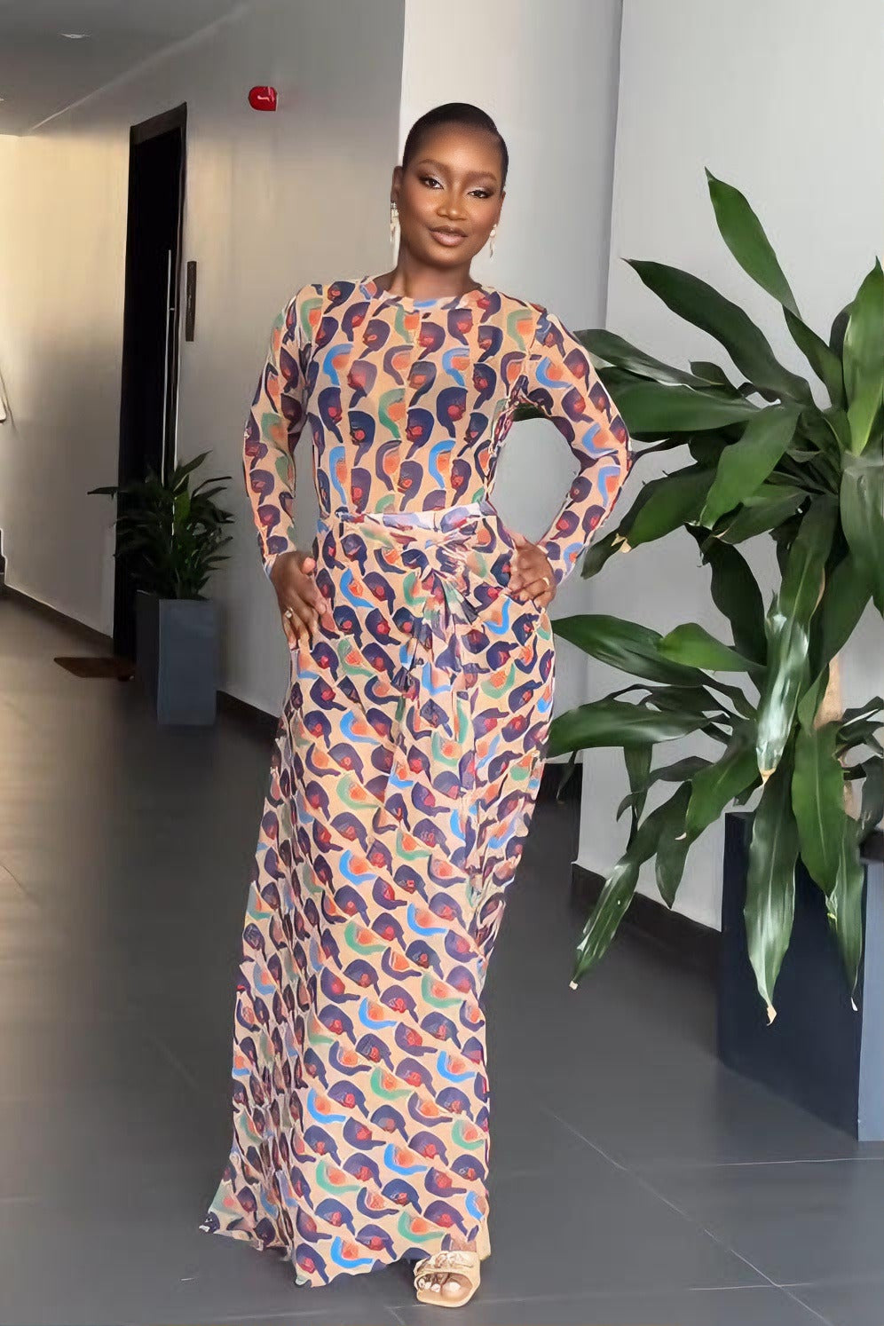 Robe longue à motif portrait abstrait