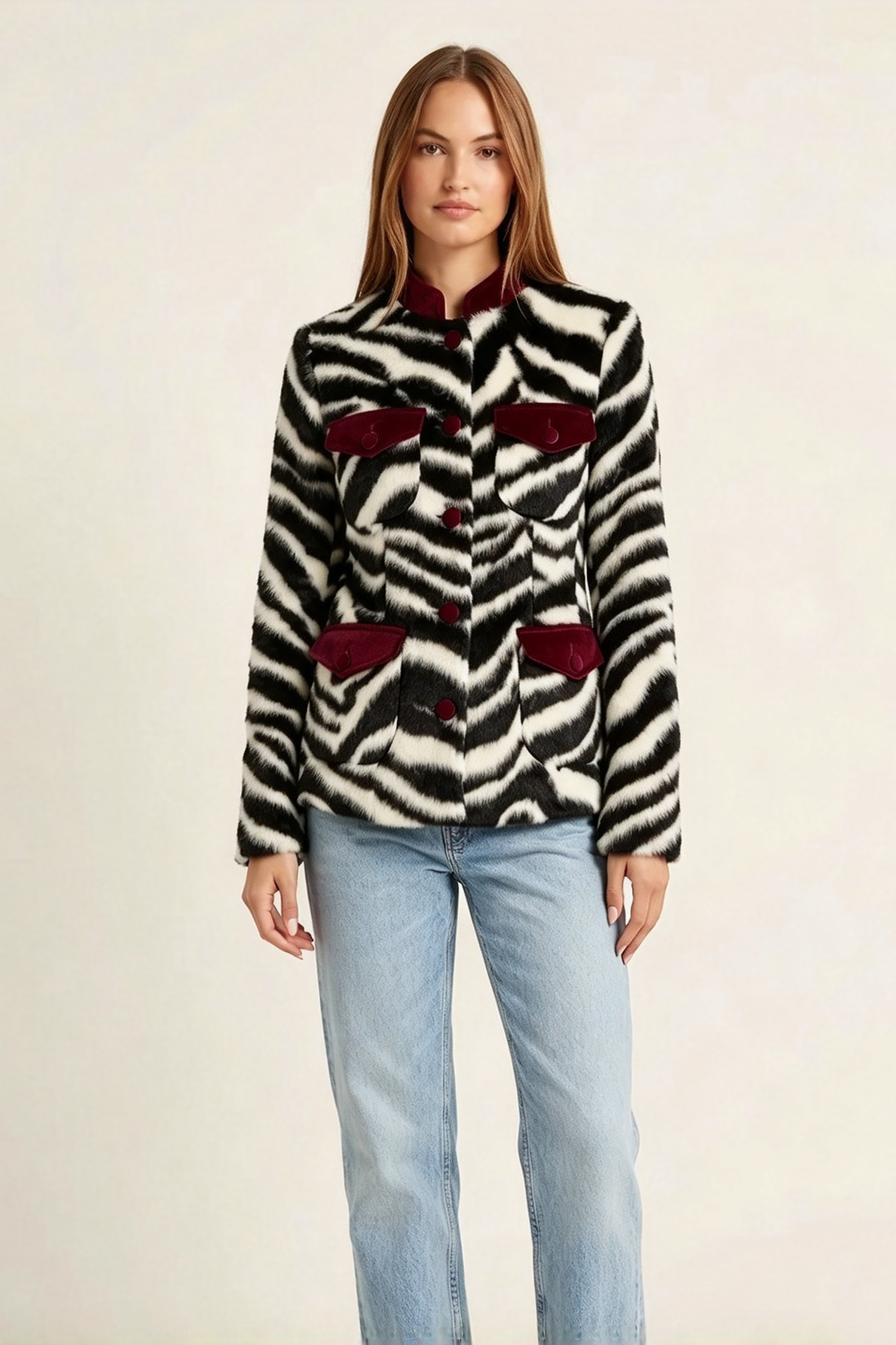 Chaqueta de bloques de color con rayas de cebra y cuello alto