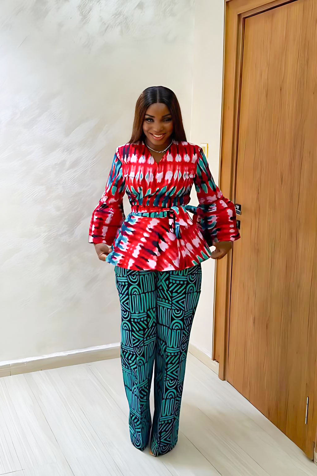 Set mat Trompettärmelen an Hosen mat brese Been