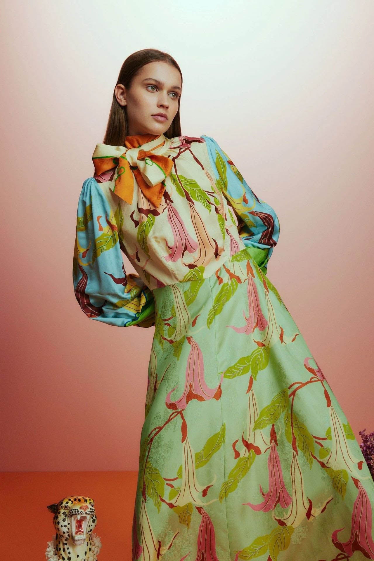 Sukienka z wysokim kołnierzem, lampasowymi rękawami i patchworkiem