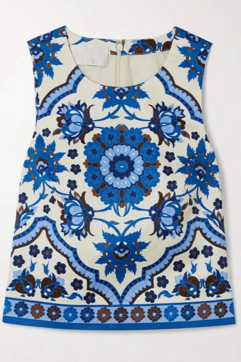 Avslappnat set med rundhalsad topp och kjol