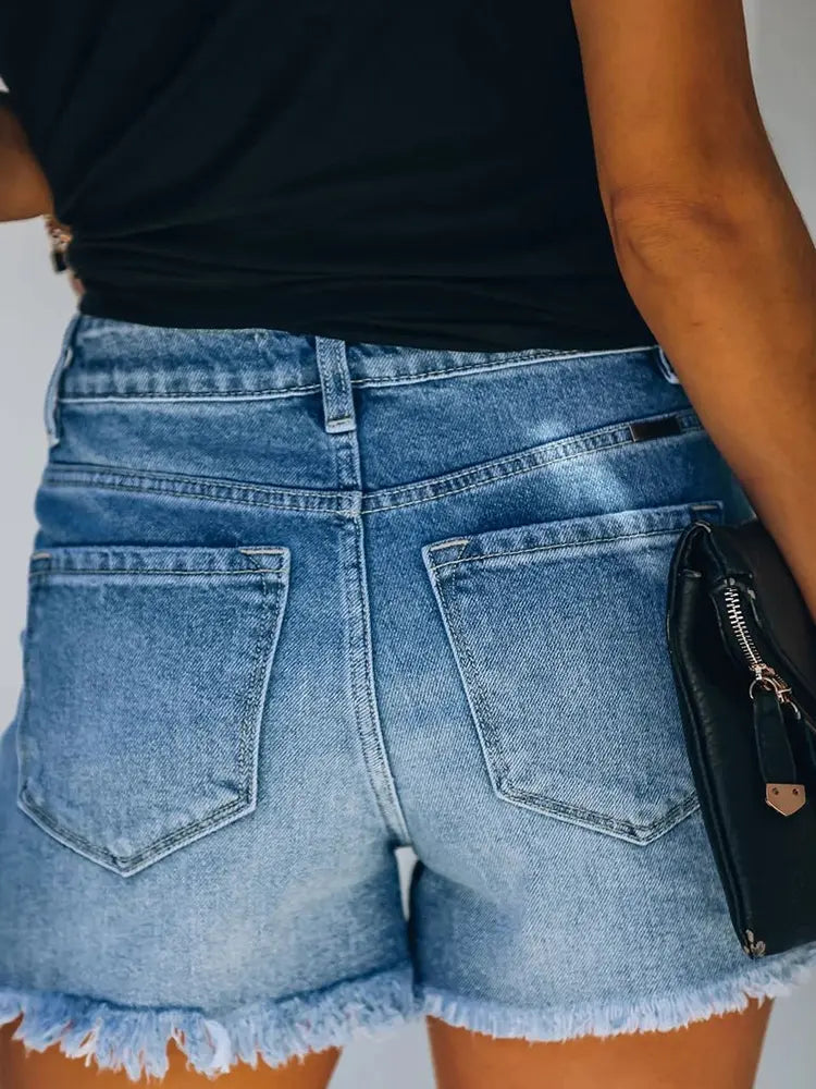 Shorts di jeans strappati alla moda