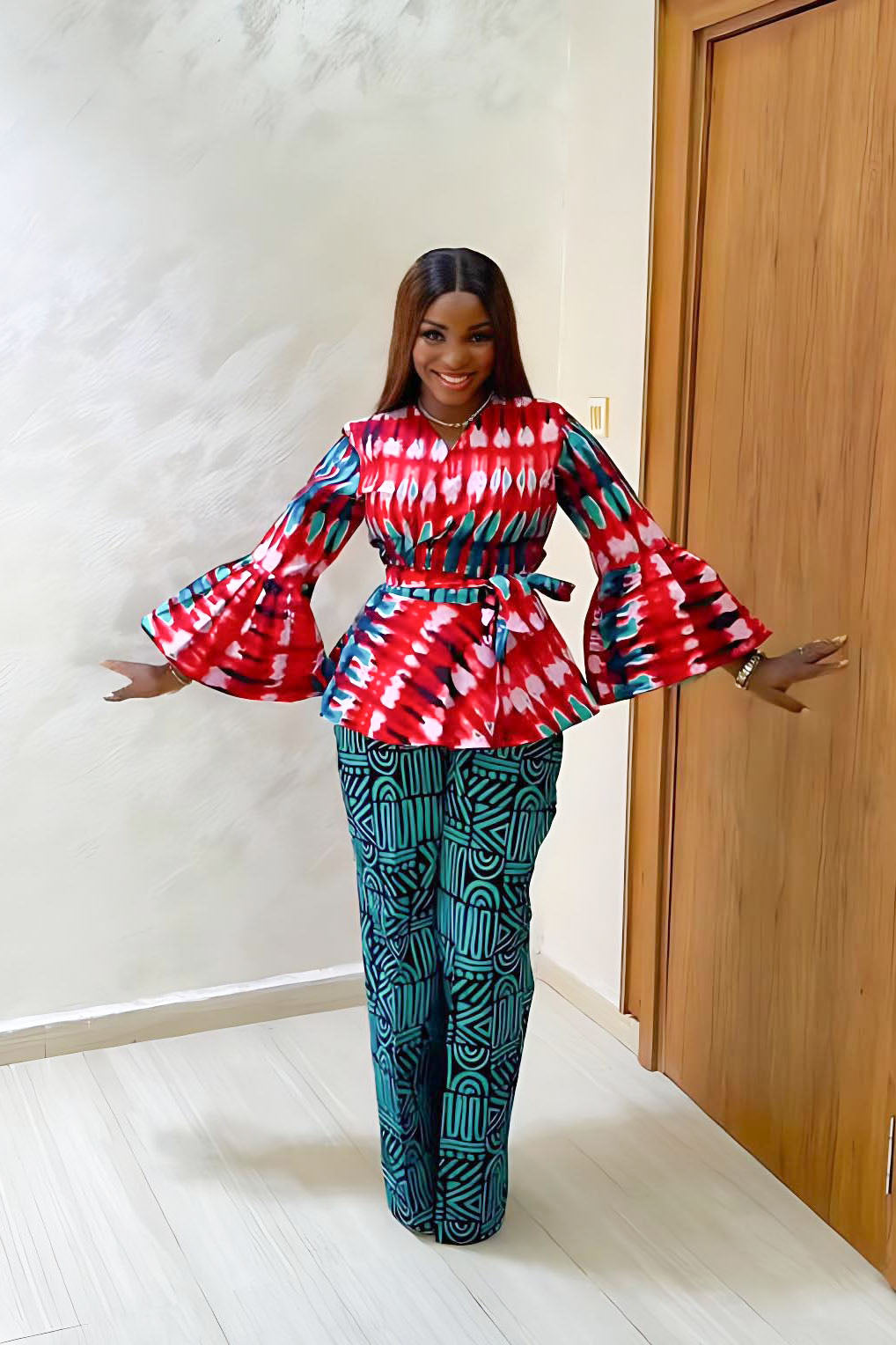 Set mat Trompettärmelen an Hosen mat brese Been